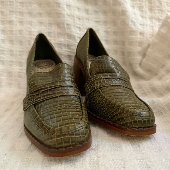 Vince Camuto Carigina Loafers Pumps Croc
Leather Heels Olive - Picture 3 of 5